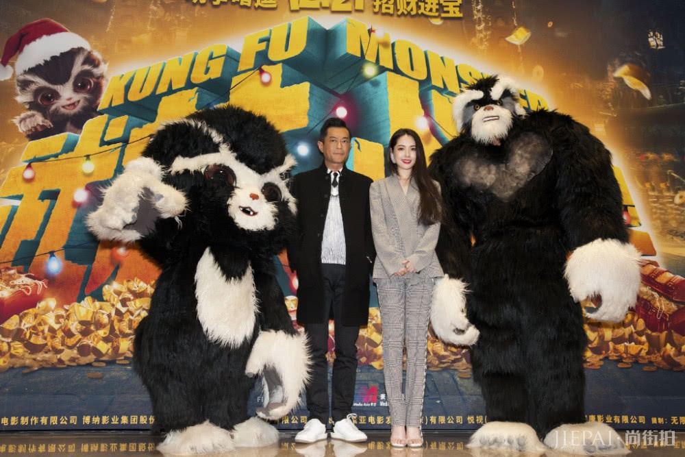 郭碧婷穿V领格纹西装+大红唇，性感十足