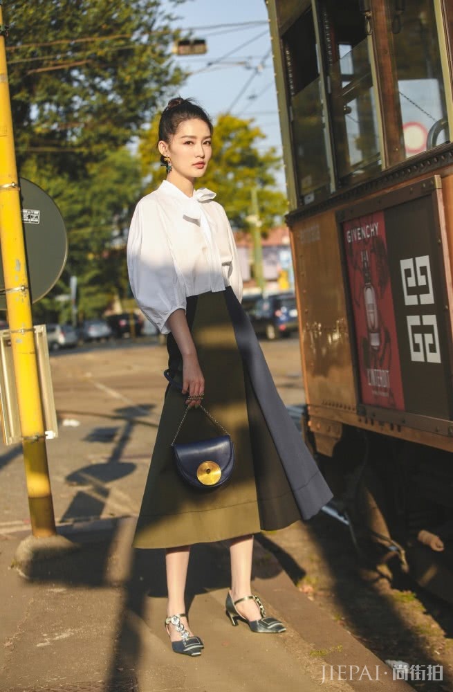 李沁蕾丝裙宽腰带穿出175气场,太美了!