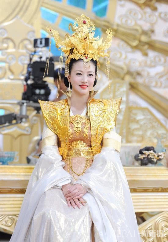 周海媚穿长裙戴皇冠女王范十足,气质容貌都不输流量小花