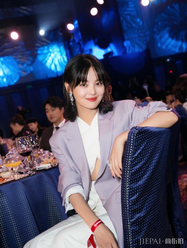 辛芷蕾烟熏妆还弄几根刘海，头一仰画面太辣眼了