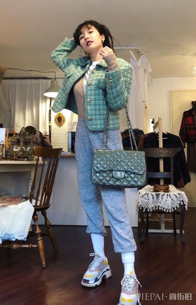 金泫雅大衣里搭配红色短裤，好气质让人惊艳