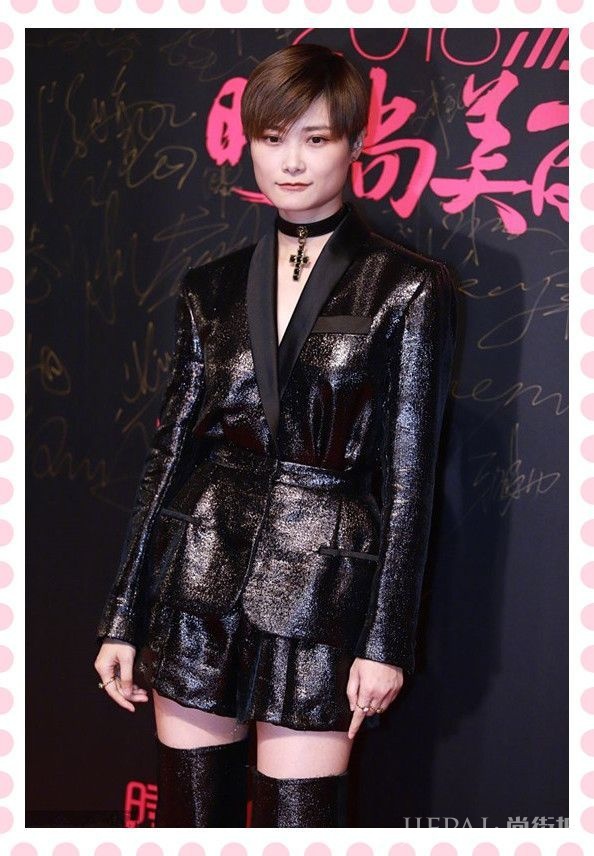 李宇春逆天长腿穿长筒靴竟变“象蹄”，真辣眼