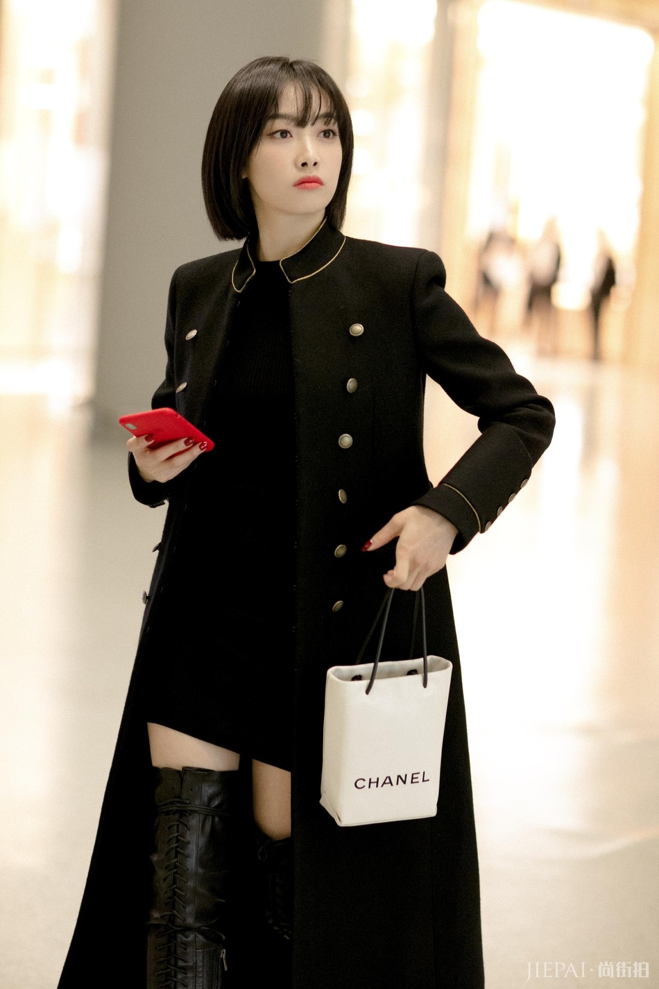 宋茜全黑现身机场街拍 如同二次元漫画美少女