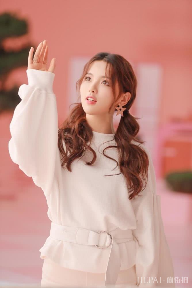 杨超越又扎双马尾了，气质变得更加甜美了