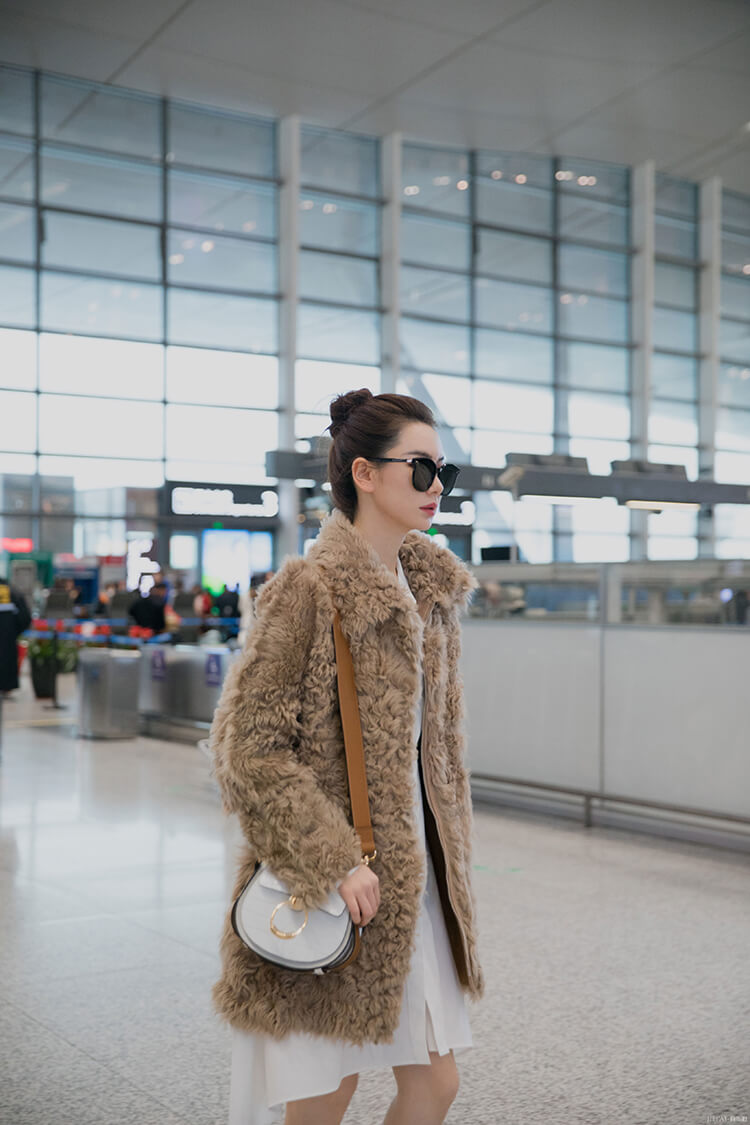 戚薇穿白色短裙露腿，网友忍不住“送”秋裤！