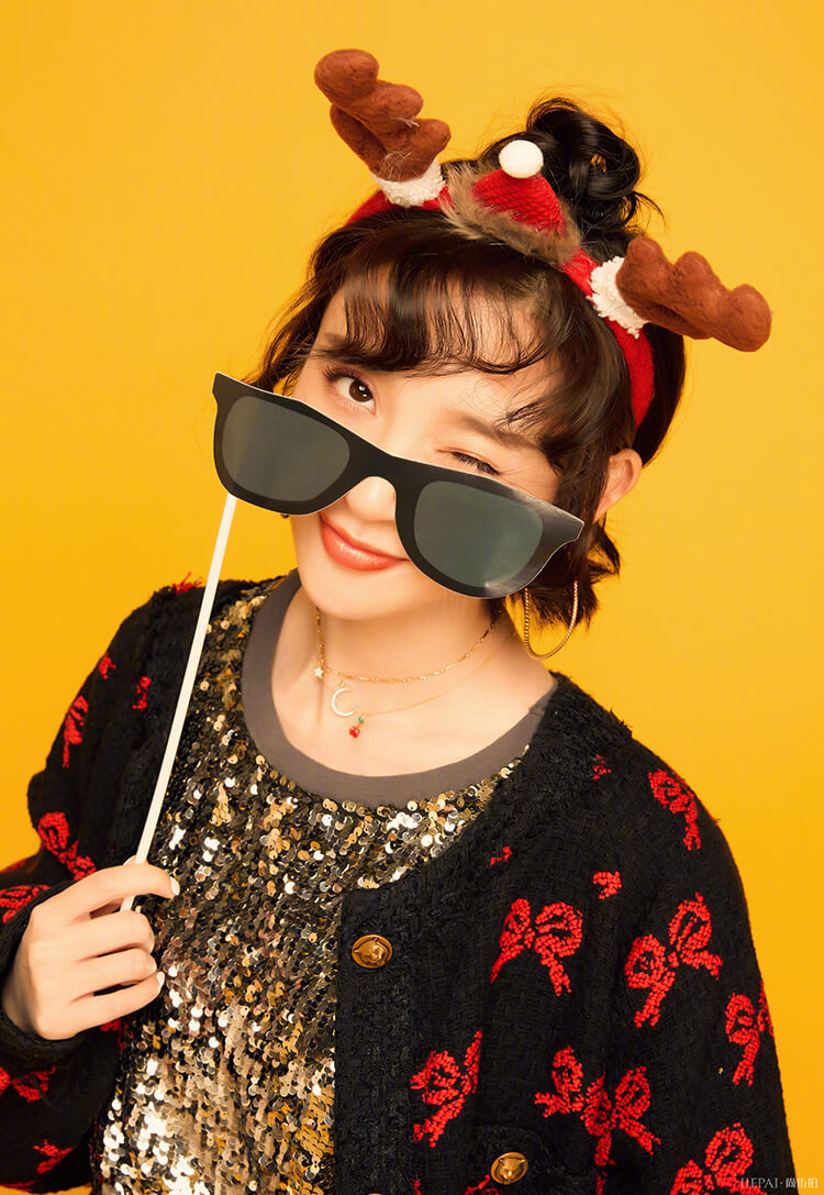 唐艺昕将刘海烫卷了,搭配短发俏皮又可爱