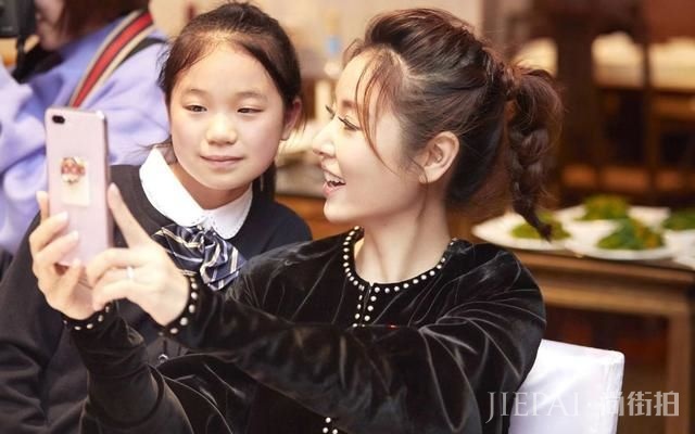 林心扎个马尾辫宛若少女,甜到齁