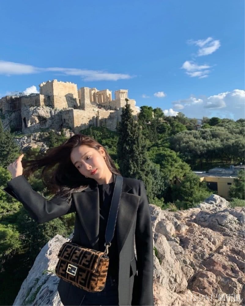 郑秀妍晒旅行美照，穿西装变霸道女总裁，如行走的画报