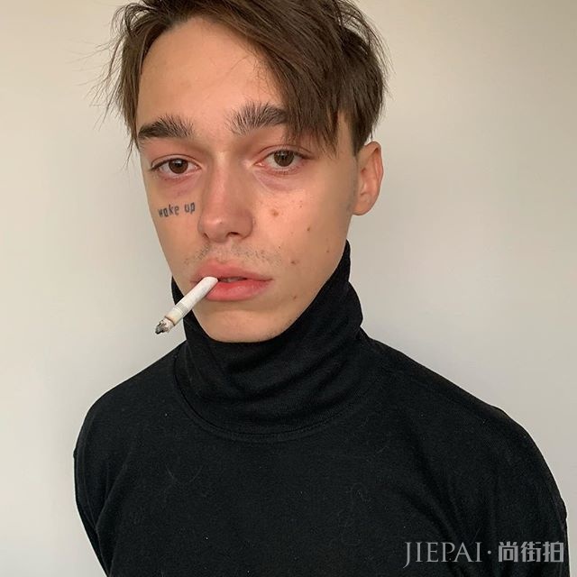 这个男孩自称是“垃圾王”、“宿醉婊”，却意外走红社交网络