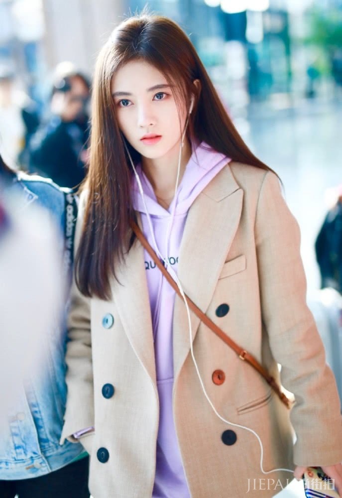 鞠婧祎西装搭配卫衣，时髦到飞起！