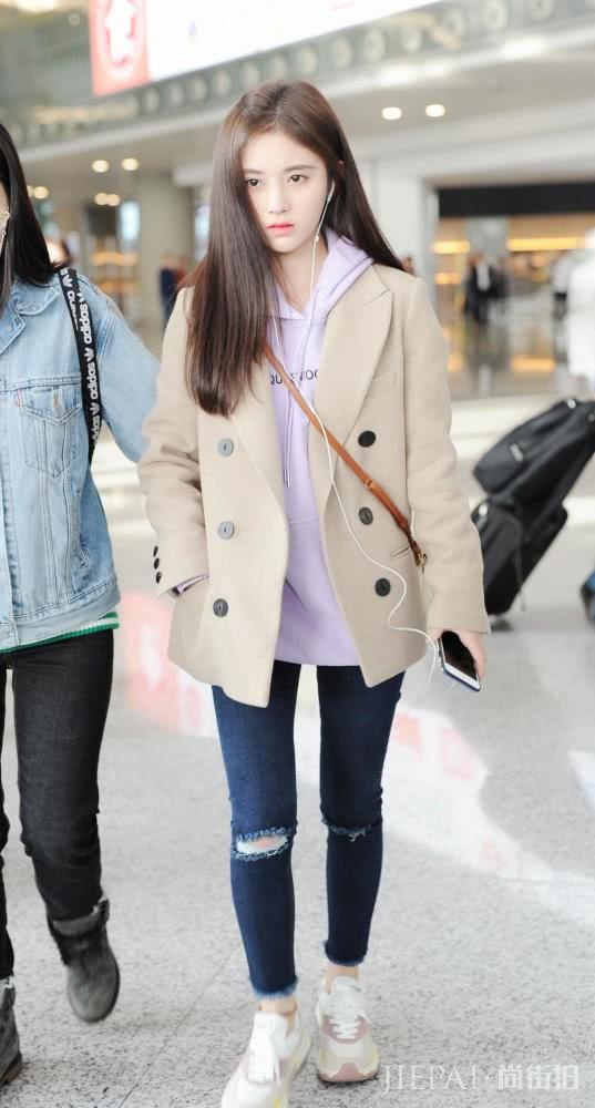 鞠婧祎西装搭配卫衣，时髦到飞起！