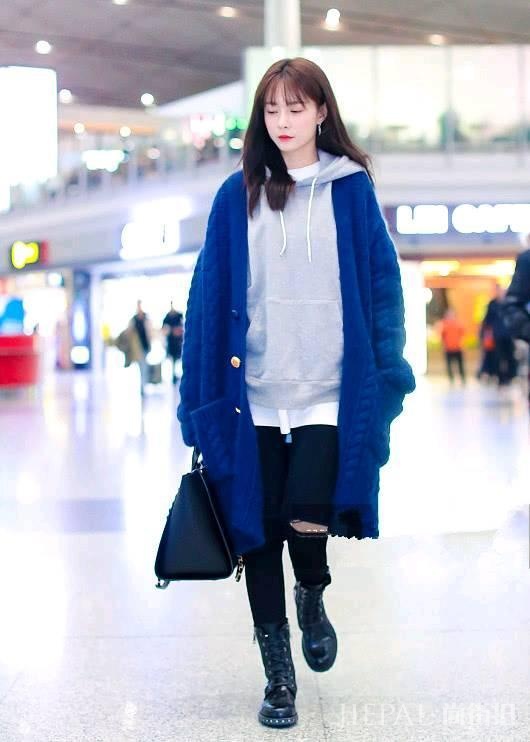 沈梦辰跨香奈儿包现身,紧身裤配宽毛衣,美!