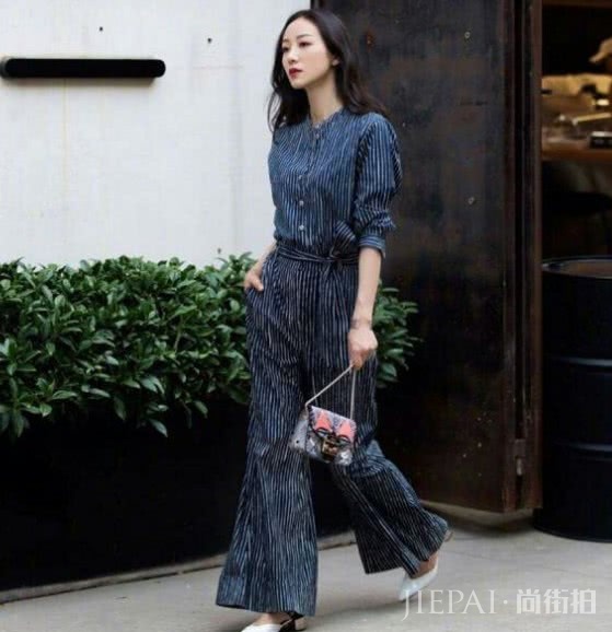 韩雪一袭裙装亮相机场!