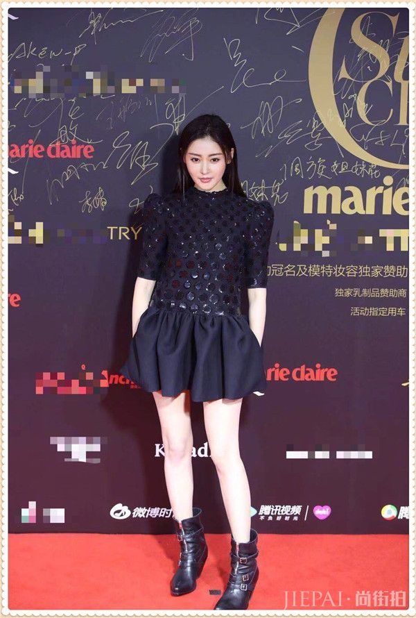 女明星们争妍斗艳,放眼望过去全都穿着薄薄的小礼服