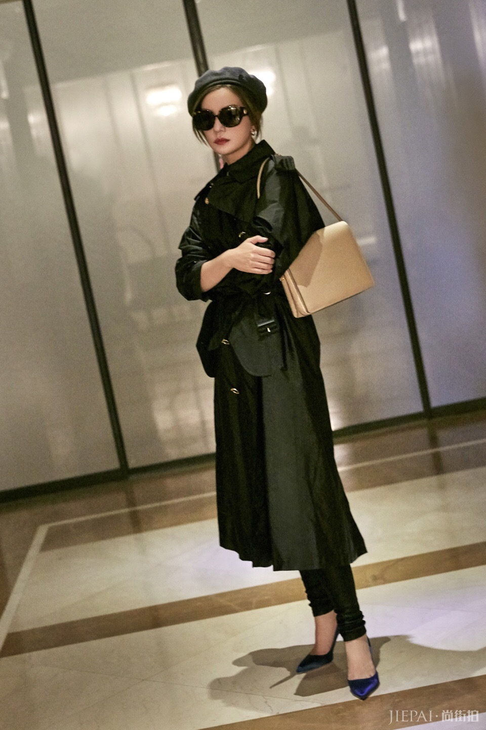 赵薇搭黑色半身裙时尚又优雅，比之前更有气场了