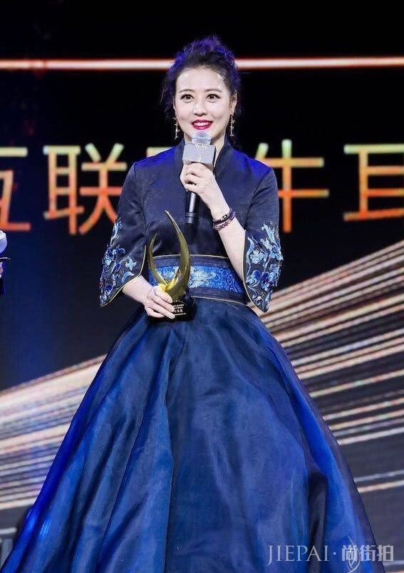 周海媚穿长裙戴皇冠女王范十足,气质容貌都不输流量小花