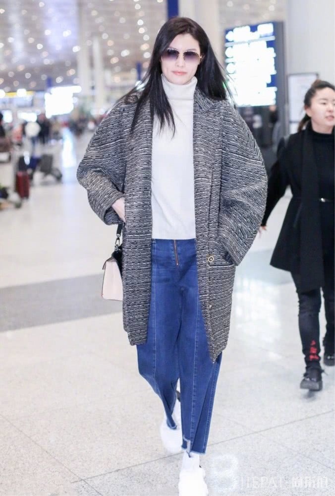 高领毛衣搭配大衣不只是保暖,连气质都提升!