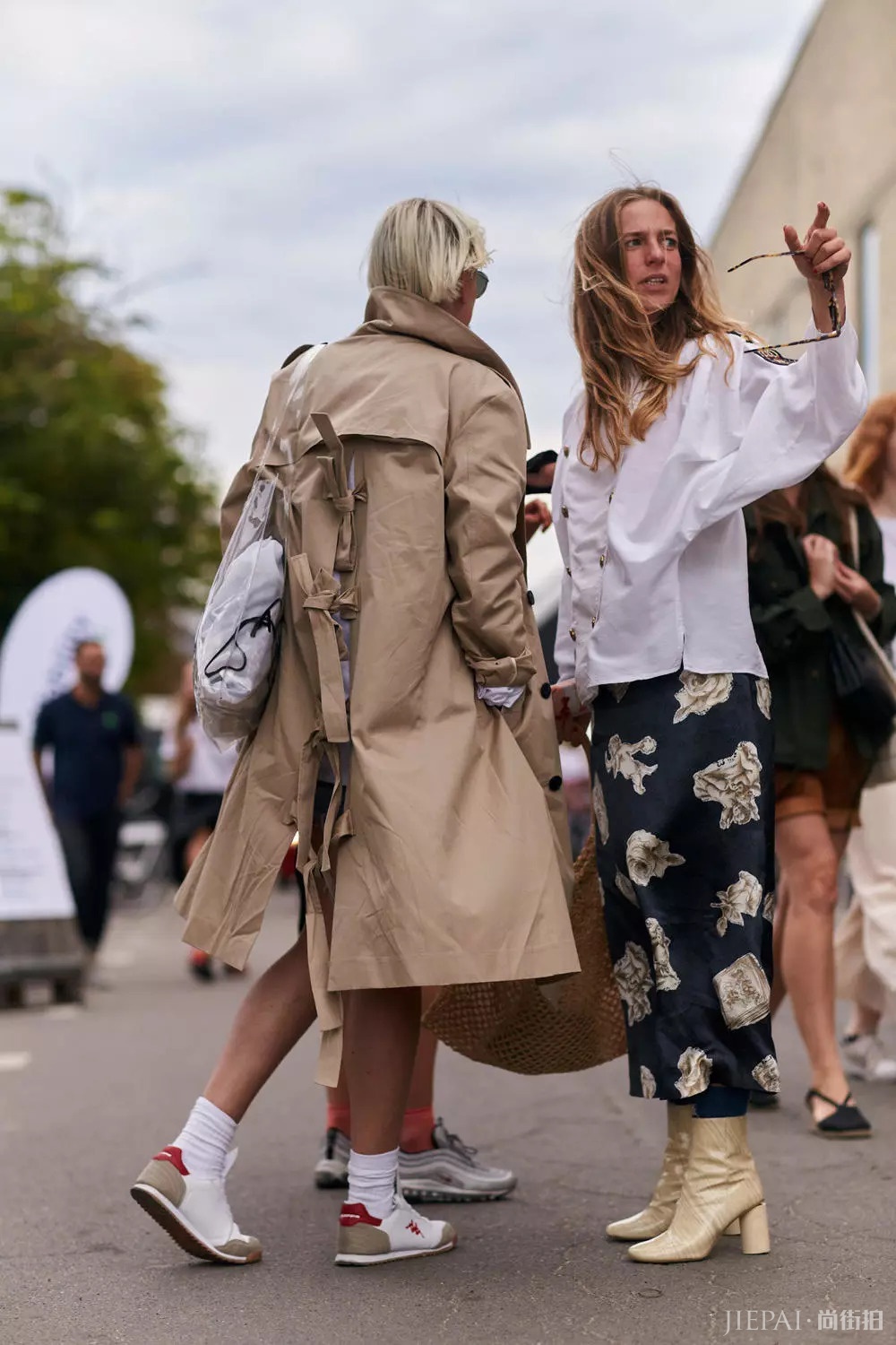 风衣+运动鞋，2018秋季最时髦混搭搭配套路！