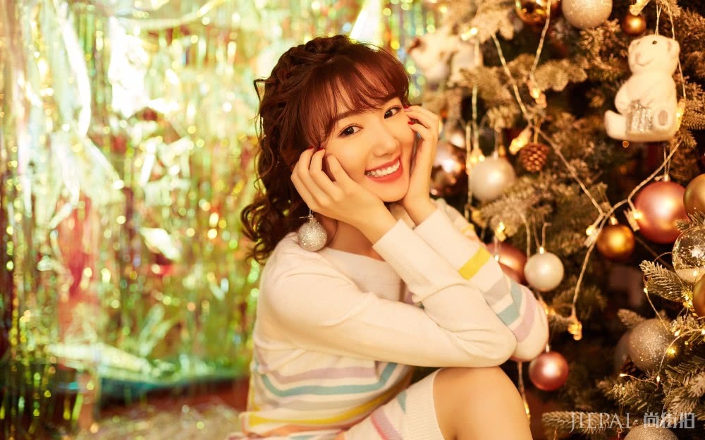 毛晓彤最近将头发烫卷了,画风变回20岁,看了也想烫卷发