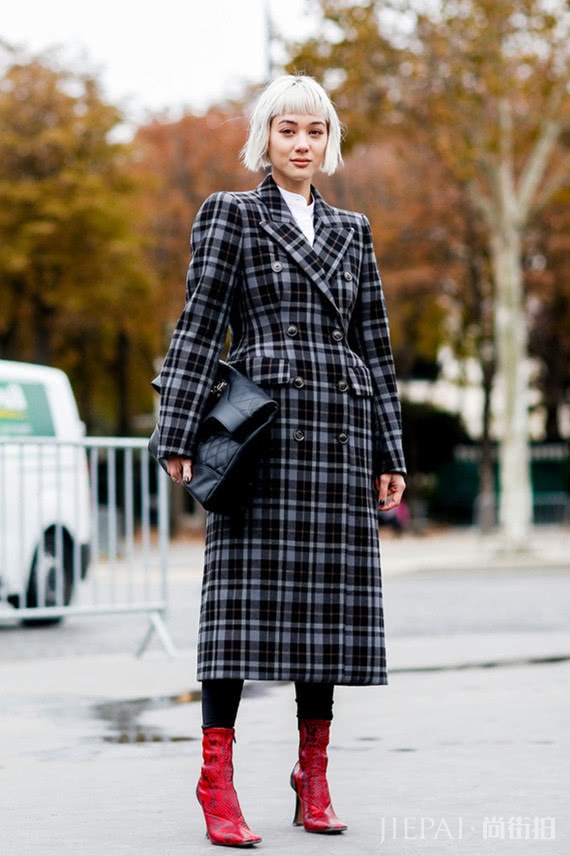 复古潮范的格纹大衣,带你回味经典