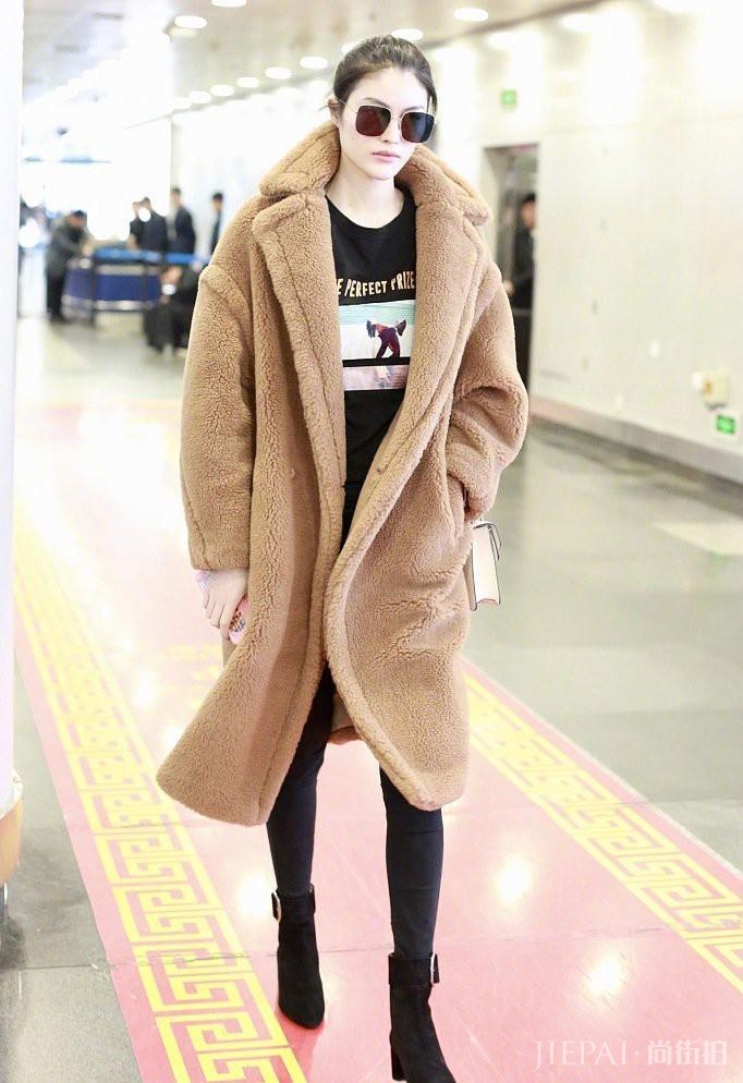 何穗穿大衣配短靴,硬生生地把超模身材穿成熊!