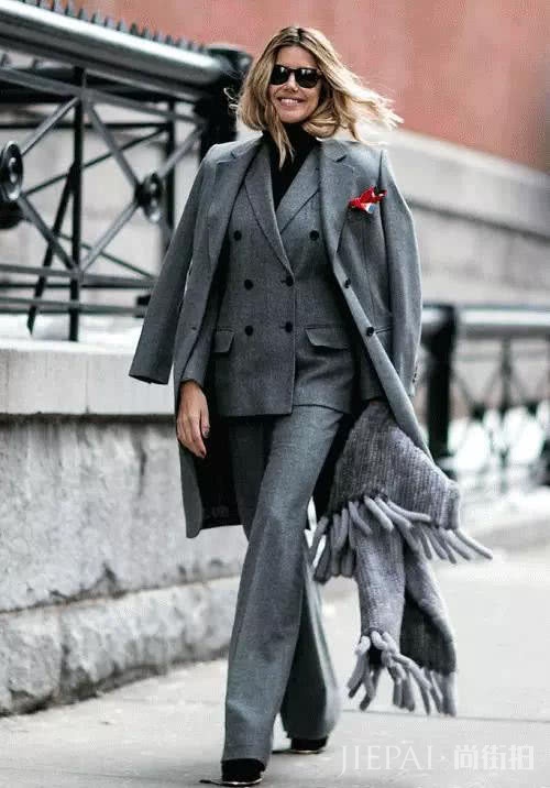 气场不够就用灰色大衣来凑，展现御姐成熟魅力
