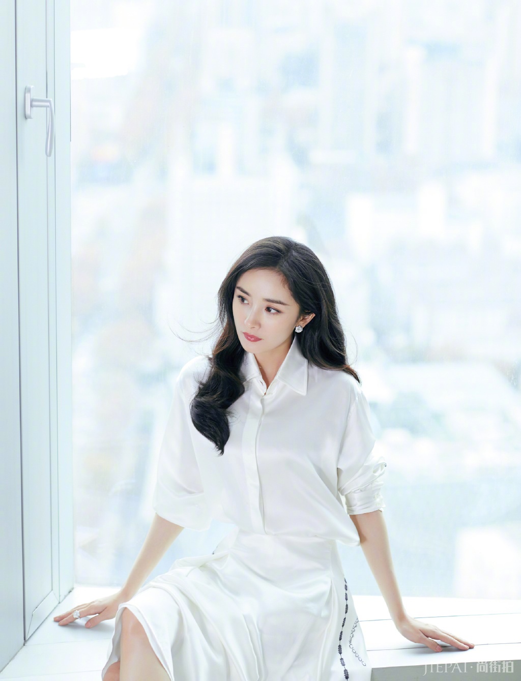 杨幂一身西装造型出席活动,帅气又干练!