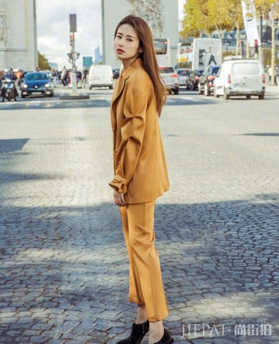 颖儿一种棕色造型,不显土还时髦!