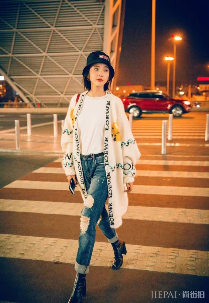 长款针织衫怎么搭配好看?学杨超越这样穿美翻了,时髦又显气质