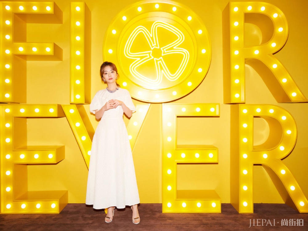 陈都灵与谭松韵,同为少女脸,穿一黑一白礼裙谁更美?