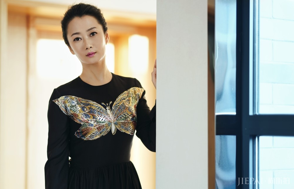 赵涛低扎发搭配蓝色长裙减龄了十来岁,40岁嫩回30岁