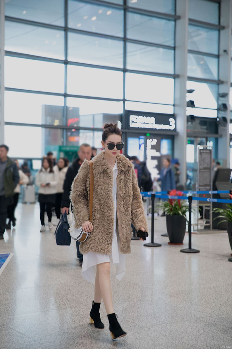 戚薇穿白色短裙露腿，网友忍不住“送”秋裤！