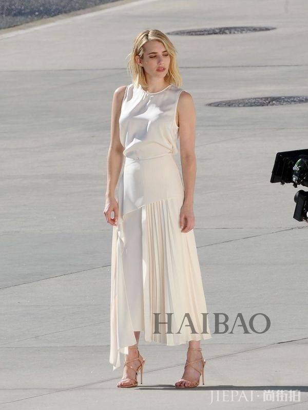 被艾玛·罗伯茨 (Emma Roberts) 的街拍照片美哭了!身高157的她时髦得毫不费力