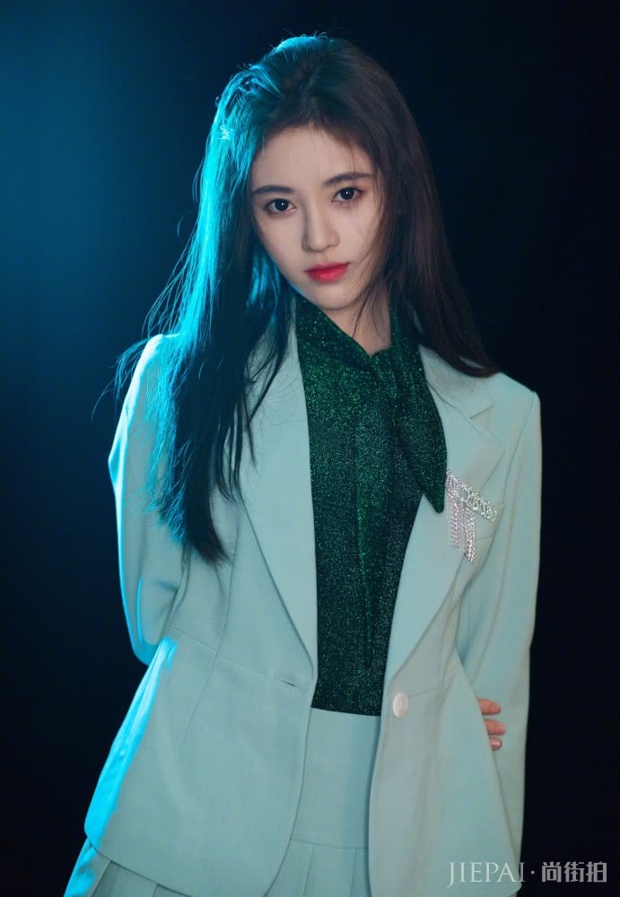 鞠婧祎参加《快乐大本营》,穿绿色百褶裙甜美又仙气,少女感爆棚