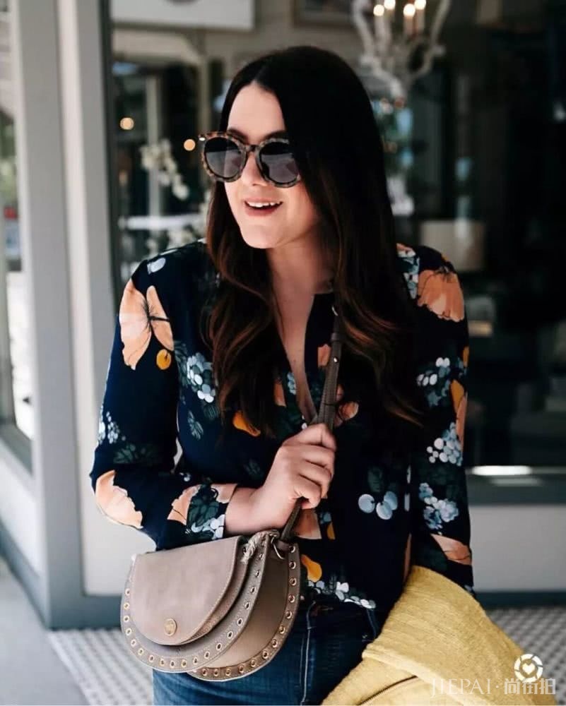 五大三粗、体重超过130斤的宝妈,居然仅靠围巾就挤身Ins时尚博主?