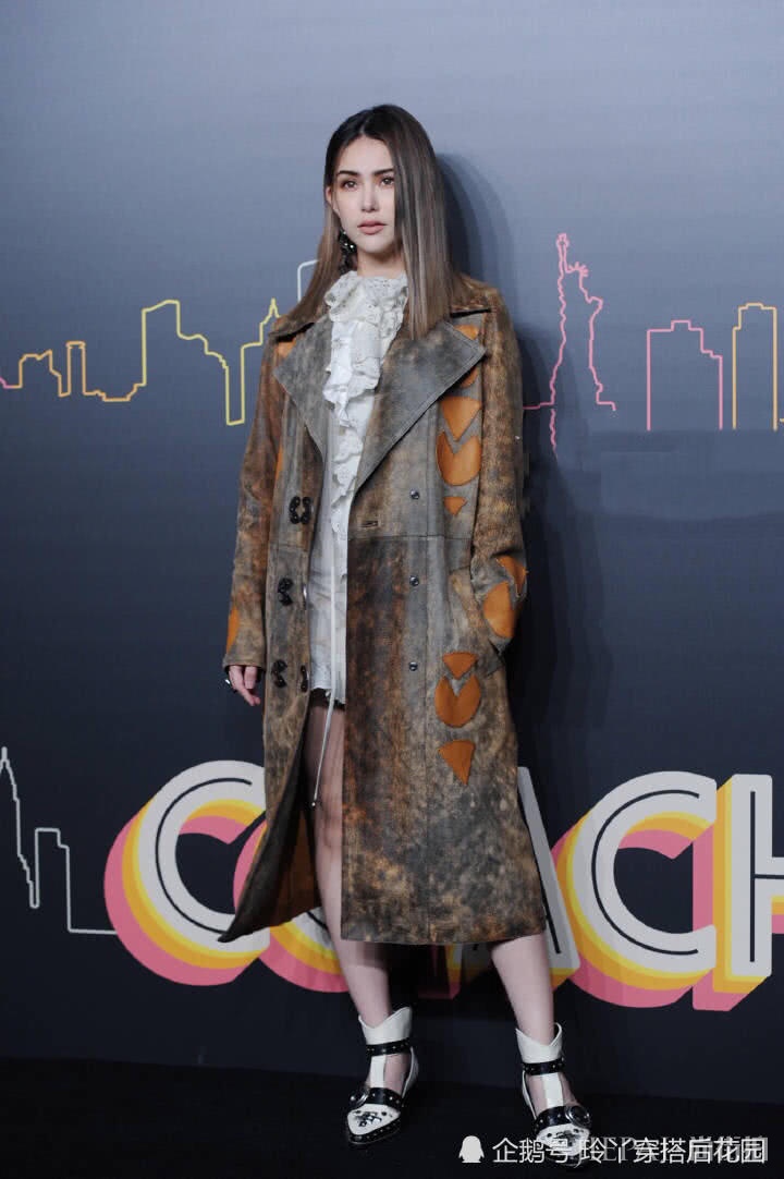 昆凌现身蔻驰秀场,风衣加短裤大秀长腿!大脚却亮了!