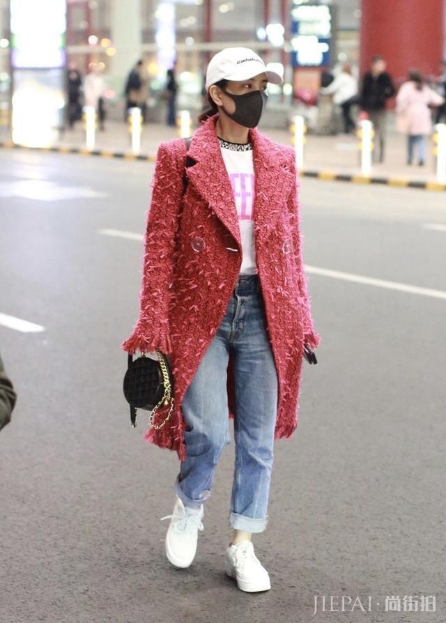 徐帆也紧追潮流, “狗啃刘海”短发加“起球”大衣, 帅气优雅两不误