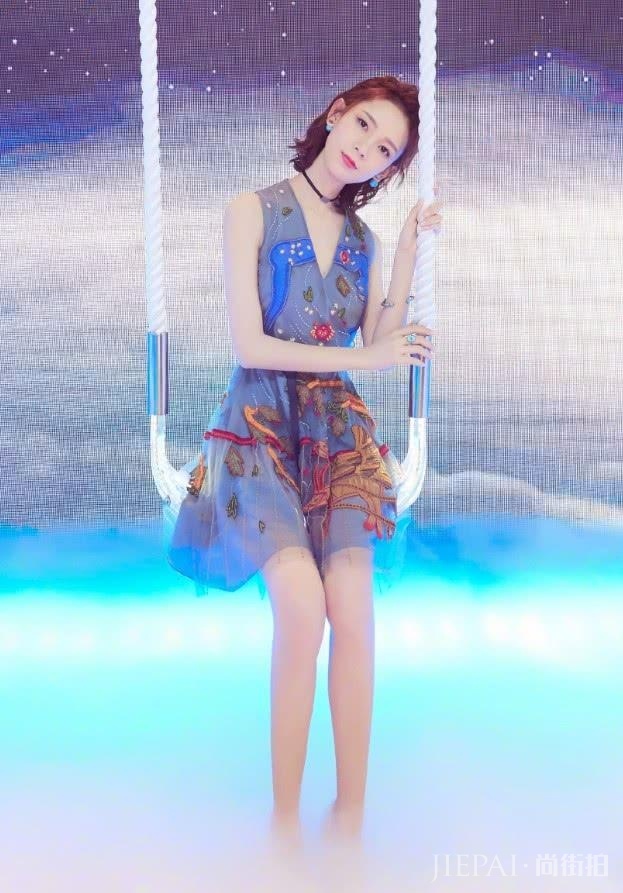 陈瑶穿俗气“奶奶裙”亮相,女生看了都想要!