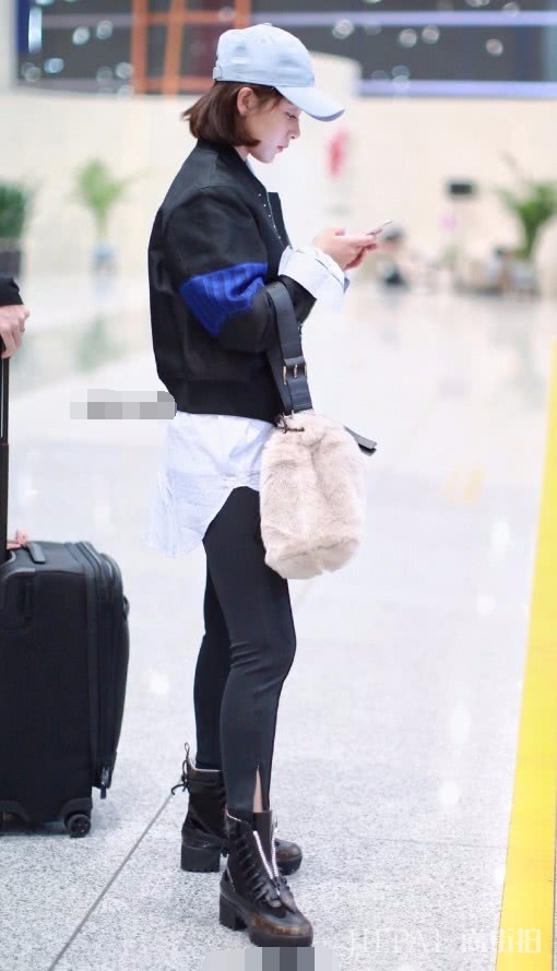 阚清子机场街拍太有趣了,裤子和鞋子一起开衩,腿长秀翻天!