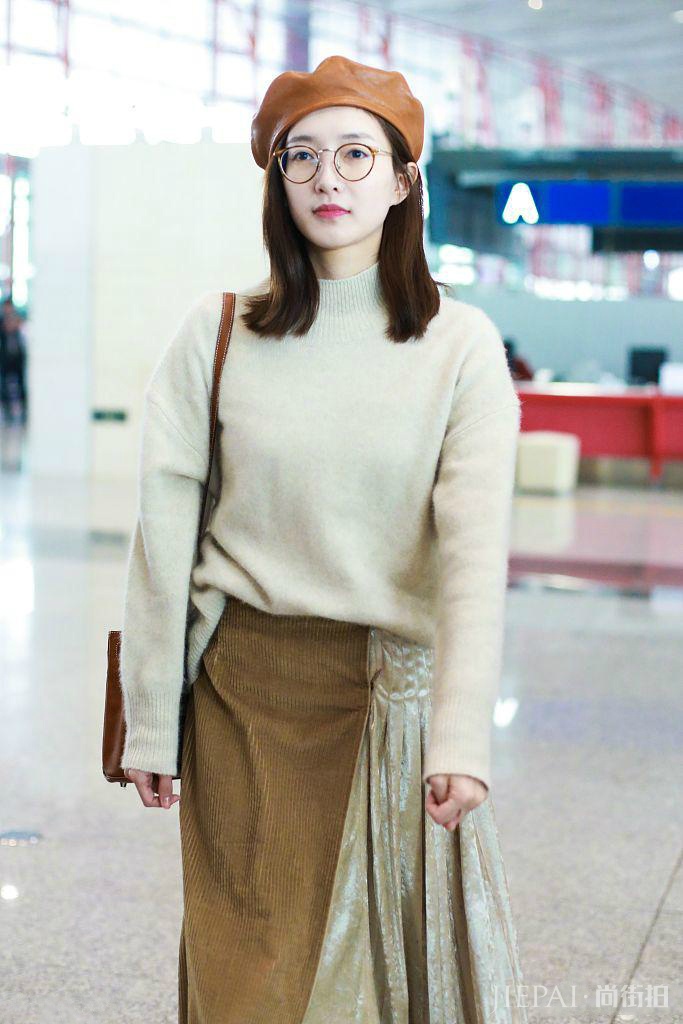 江疏影毛衣配拼接长裙知性优雅,私服女王果然名不虚传!