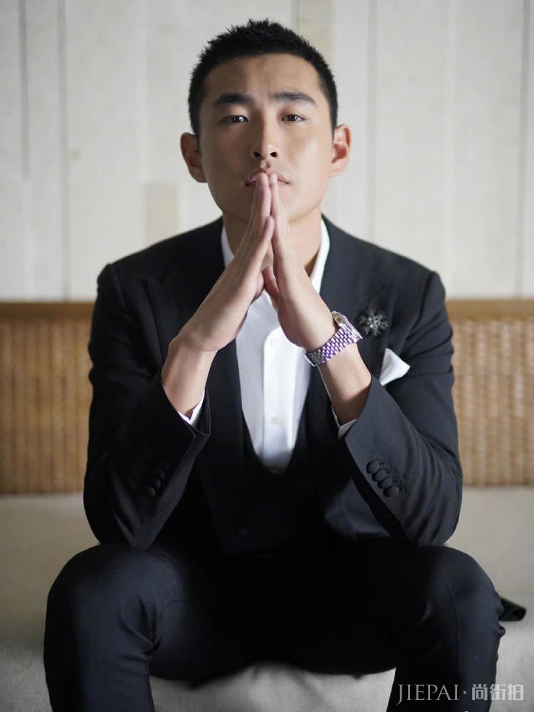 尼古拉斯凯奇大变样,一脸胡子穿西装,成全场焦点