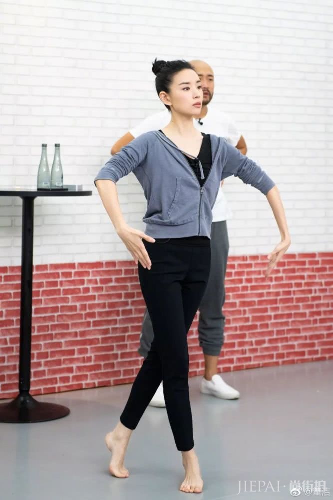 化身职场精英的董洁，靠什么秘籍保持自己不变的年轻美肌？