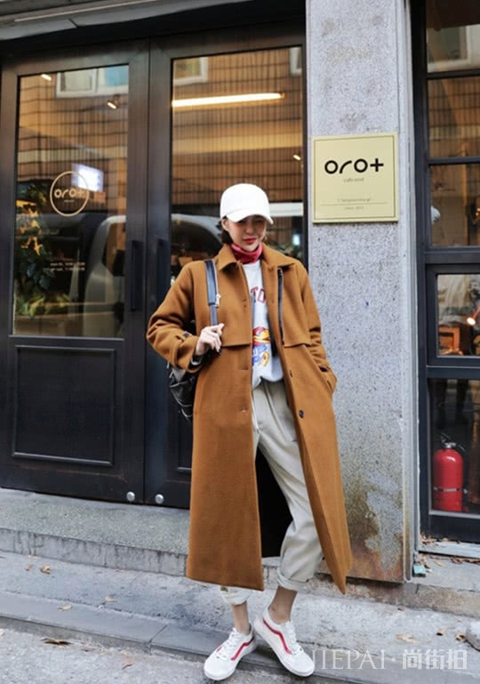 大衣配什么好?大衣搭配小白鞋活力十足