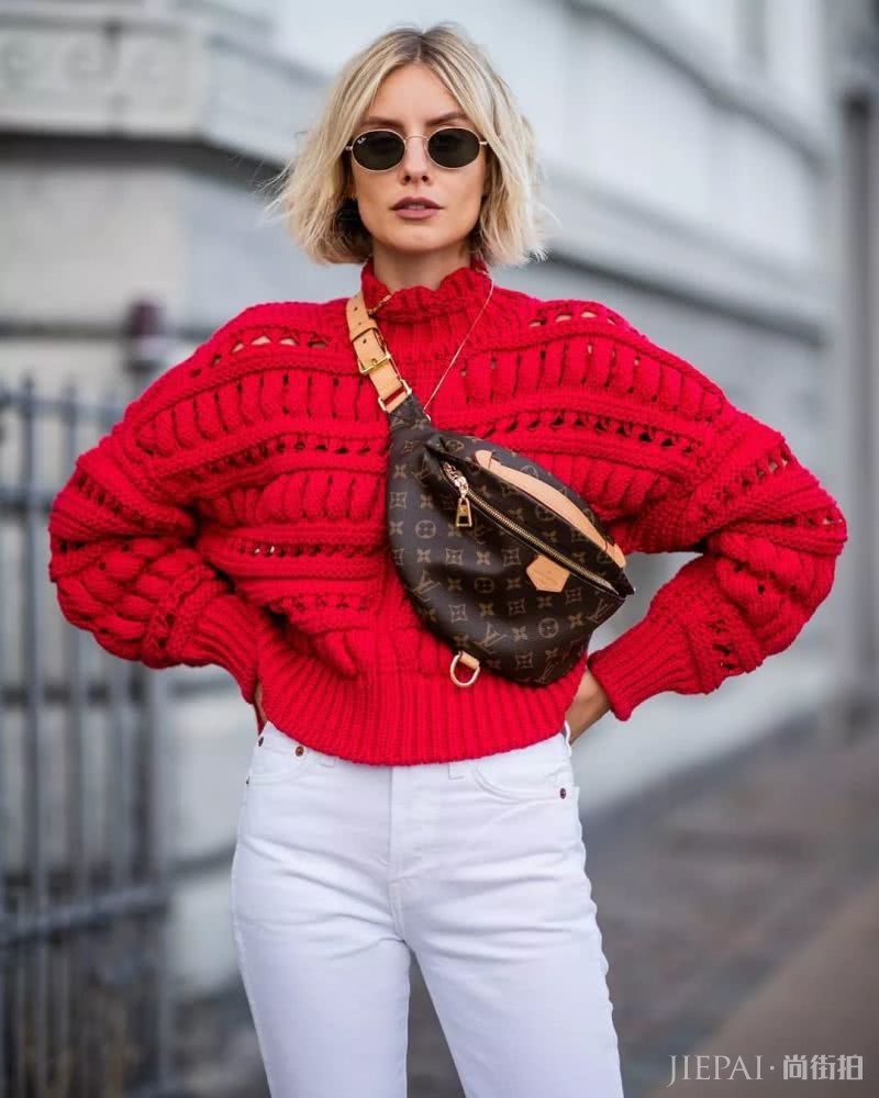 听说最近红白棉袄裹红大衣火了?