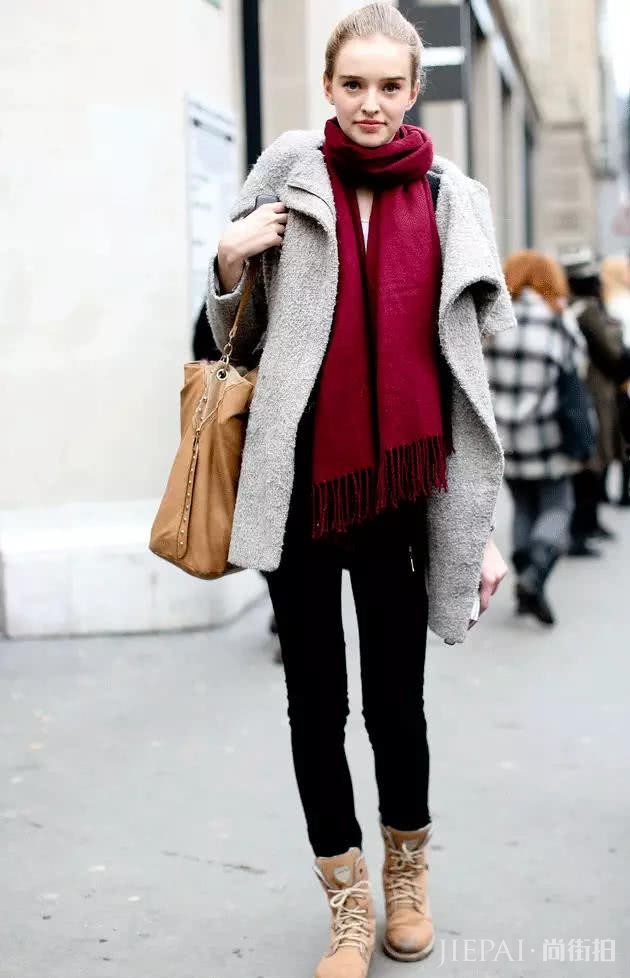 气场不够就用灰色大衣来凑，展现御姐成熟魅力