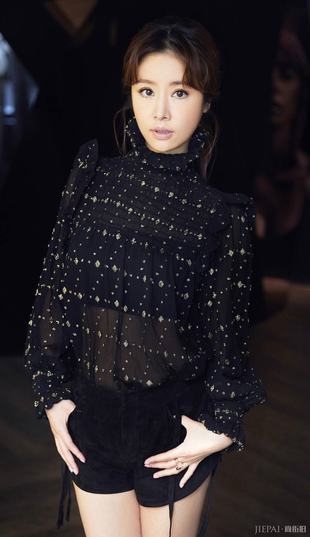 林心扎个马尾辫宛若少女,甜到齁