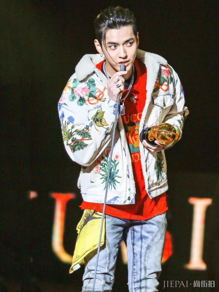 还在穿呢大衣？明星街拍都改穿保暖又时尚的加绒牛仔了