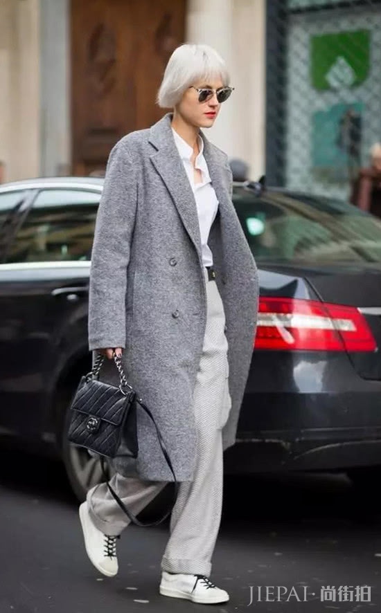 冬季大衣搭配小白鞋，穿出满满活力!