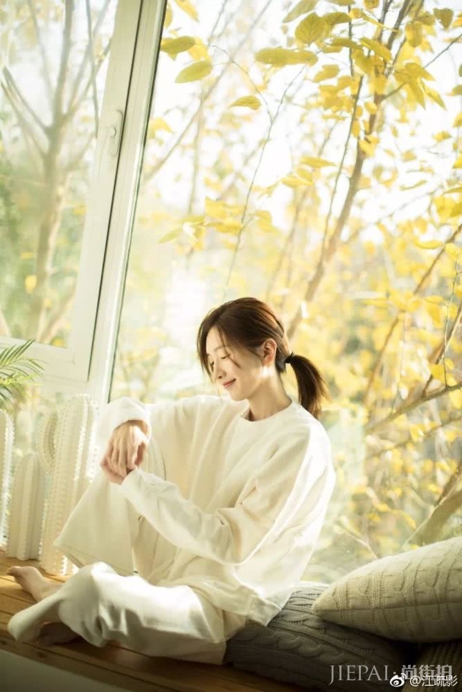 江疏影最新街拍教你做时髦“上班女郎”