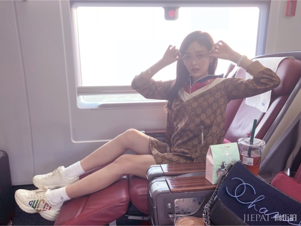 吴宣仪穿灰色卫衣秀大长腿，越来越时尚